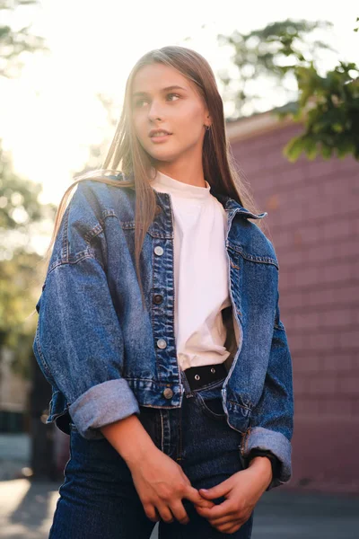 Wunderschöne Ernsthafte Beiläufige Braune Haare Mädchen Jeansjacke Nachdenklich Wegschauen Freien — Stockfoto