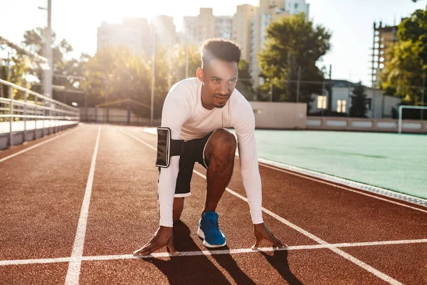 자신있는 젊은 아프리카 계 미국인 스포츠맨 도시 경기장에서 경주 트랙에서 달리 기 준비 — 스톡 사진