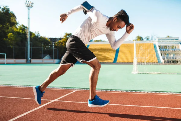 도시 경기장에서 경주를 하고 있는 젊고 매력적 인 아프리카 계 미국인 스포츠맨의 모습 — 스톡 사진