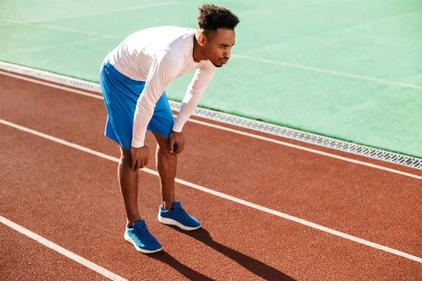 지친 젊은 아프리카 계 미국인 스포츠맨 도시 경기장에서 경주 트랙에서 달리는 중에 멈추었다 — 스톡 사진