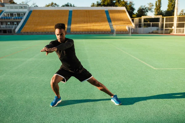매력적 인 젊은 아프리카 계 미국인 운동 선수 가시 경기장에서 운동을 하고 있다 — 스톡 사진