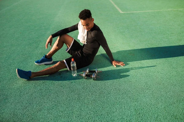 젊고 매력적 인 아프리카 계 미국인 운동 선수 가집 밖에서 일 한 후 휴식을 취하고 있다 — 스톡 사진