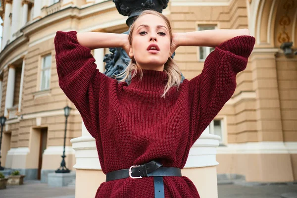 A vonzó, elegáns szőke lány portréja kötött pulóverben, érzékien néz ki a kamerába a szabadban — Stock Fotó
