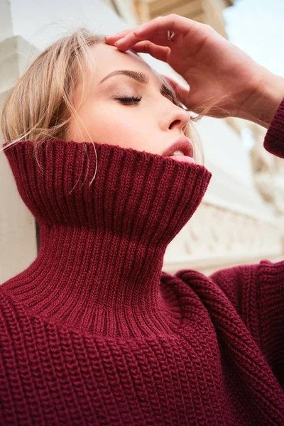 Close up beautiful blond girl in knitted sweater sensually posing outdoor — Stock Photo, Image