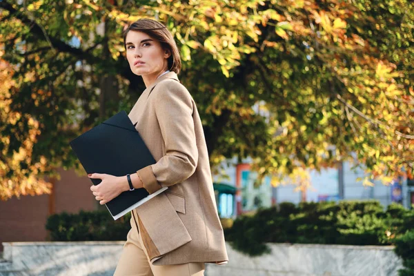 Młoda piękna stylowa bizneswoman z folderu starannie chodzenie po ulicy — Zdjęcie stockowe