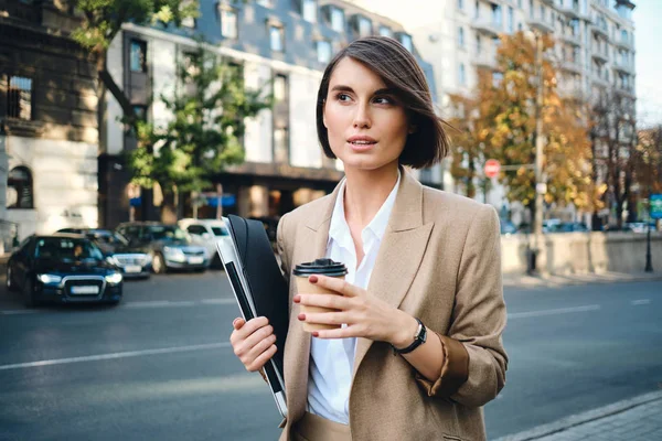 Giovane bella donna d'affari con computer portatile e caffè per andare sulla strada della città — Foto Stock