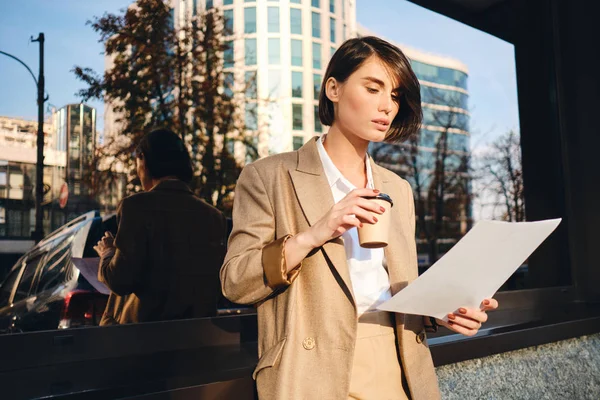 Giovane donna d'affari elegante e sicura di sé con il caffè per andare a lavorare sulla strada — Foto Stock