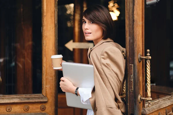 年轻、漂亮、时尚、带着笔记本电脑和咖啡的女商人外出工作 — 图库照片