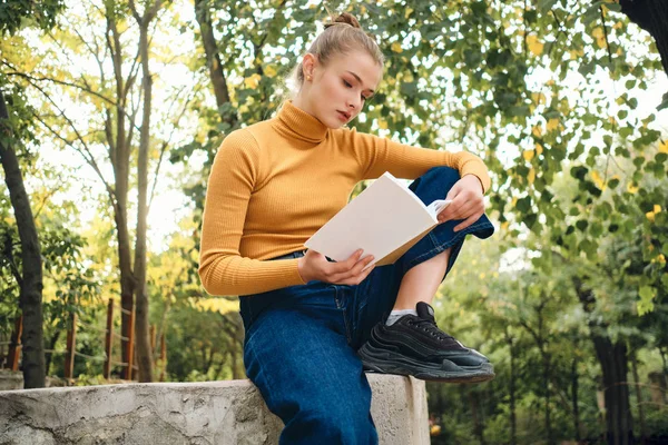 Potret menarik santai gadis terkonsentrasi dipikirkan membaca buku di taman — Stok Foto