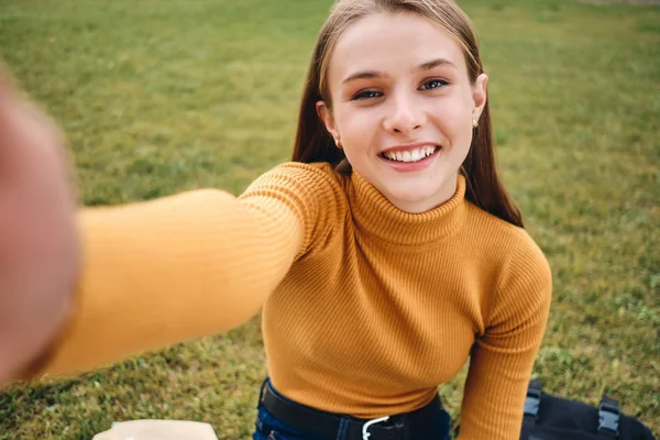 Porträtt av vacker glad casual flicka gärna ta selfie i parken — Stockfoto
