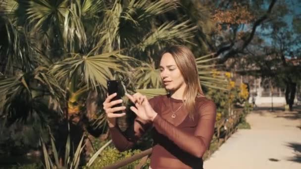 Atraktivní Stylová Dívka Pomocí Smartphonu Mluvit Přáteli Video Chat Během — Stock video