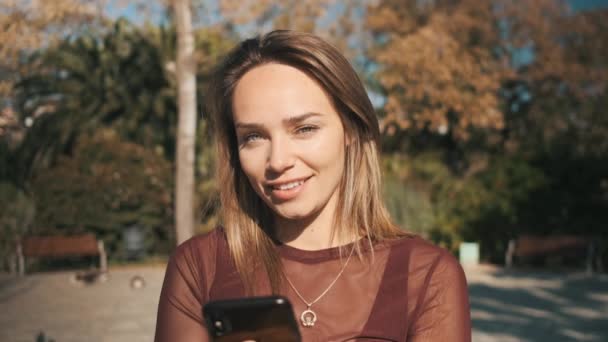 Primo Piano Colpo Affascinante Ragazza Bionda Con Smartphone Felicemente Guardando — Video Stock