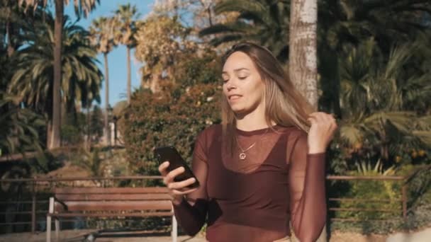 Παρακολούθηση Γύρω Από Πλάνο Του Όμορφου Κοριτσιού Χρησιμοποιώντας Smartphone Ονειρεμένα — Αρχείο Βίντεο