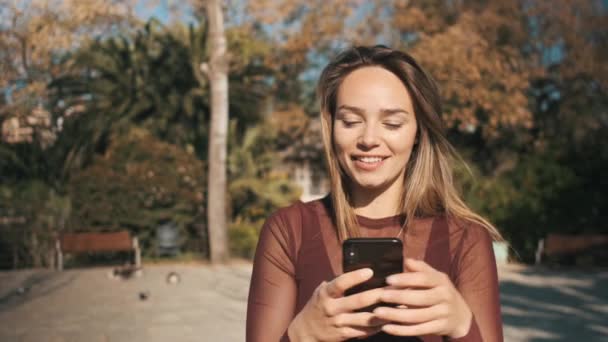 Jolie Fille Sms Heureux Avec Petit Ami Utilisant Smartphone Reposant — Video