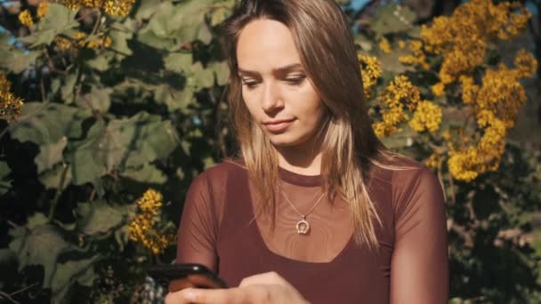 Suivi Plan Jolie Fille Blonde Utilisant Intensément Les Textos Smartphone — Video