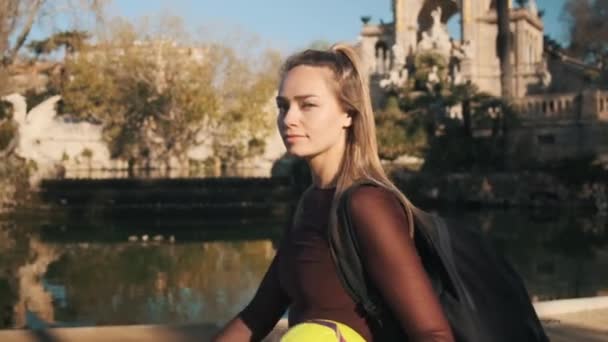 Atraktivní Sportovní Dívka Fotbalem Snivě Procházky Podél Městského Parku Klasickou — Stock video