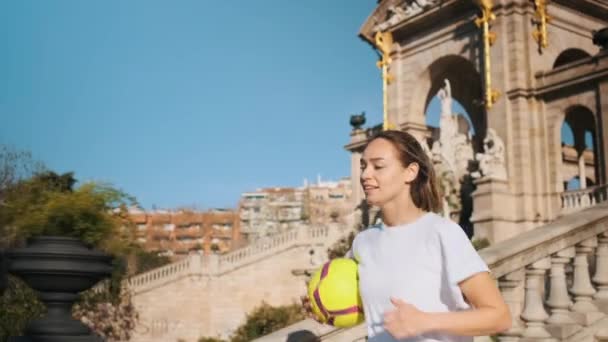 Schöne Sportliche Mädchen Mit Fußball Der Hand Läuft Die Treppe — Stockvideo