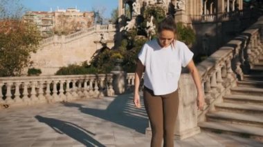 Güzel bir kızın futbol topuyla tekme attığı ve dışarıda antrenman yaparken kameraya güvenle baktığı görüntüleri izliyoruz. Muhteşem kız futbol numaraları yapıyor.