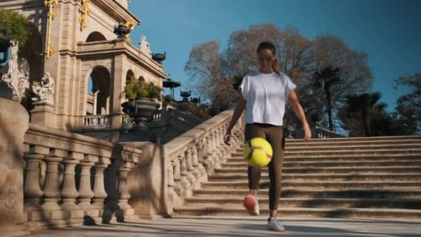 Fahndungsbild Der Schönen Mädchen Die Ihre Fußballkünste Stadtpark Üben Wunderschöne — Stockvideo