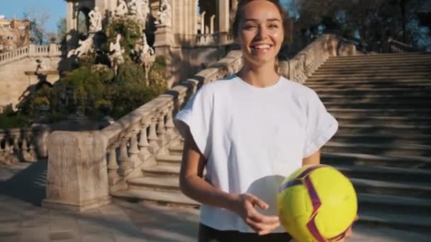 Zoom Toma Chica Bastante Deportivo Con Fútbol Las Manos Mirando — Vídeos de Stock