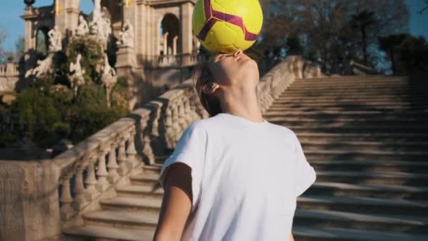 Piękna Wesoła Sportowa Dziewczyna Szczęśliwie Stara Się Utrzymać Piłkę Nożną — Wideo stockowe