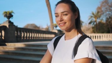 Futbol oynayan güzel bir kızı yakın plan çekimde hayal kurarken ve şehir parkında kameraya bakarken. Güzel futbol kızı.