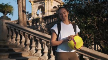 Şehir parkındaki merdivenlerde elinde futbolla mutlu mesut kameraya bakan muhteşem futbolcu kızın görüntülerini izliyorum. Tatlı ve utangaç futbolcu kız rüyasında kameraya bakıyordu.