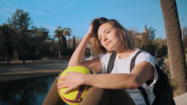 Bonita Chica Fútbol Con Fútbol Las Manos Descansando Sensualmente Bajo — Vídeo de stock