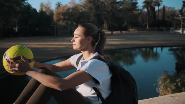 Tracking Shot Atrakcyjnej Sportowej Dziewczyny Piłki Nożnej Piłką Nożną Rękach — Wideo stockowe