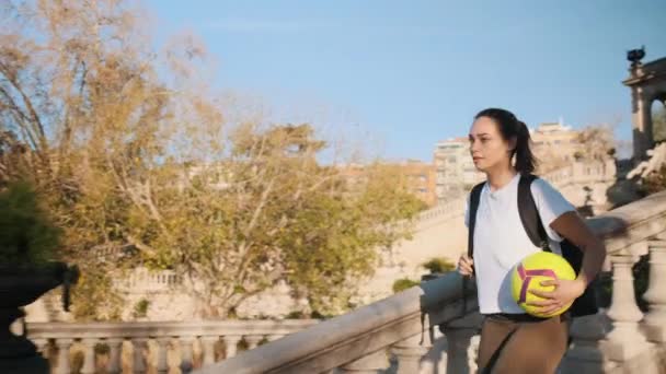 Seguimiento Alrededor Tiro Chica Bonita Fútbol Con Mochila Fútbol Corriendo — Vídeos de Stock