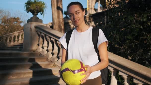 Seguimiento Tiro Hermosa Chica Fútbol Con Mochila Jugando Con Fútbol — Vídeo de stock