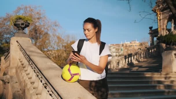 Zvětšit Záběr Atraktivní Sportovní Dívka Stojící Schodech Fotbalovým Záměrem Pomocí — Stock video
