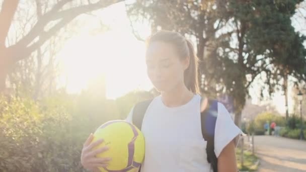 Sırt Çantalı Güzel Bir Kız Sabahın Erken Saatlerinde Elinde Futbol — Stok video