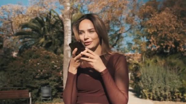 Tracking Autour Plan Jolie Fille Souriante Blonde Enregistrant Joyeusement Message — Video