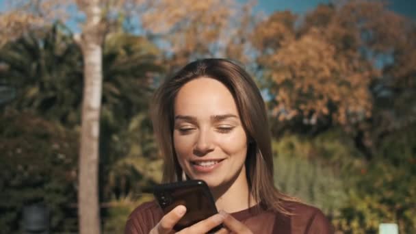 Tracciamento Fuori Colpo Bella Ragazza Bionda Felicemente Registrazione Messaggio Vocale — Video Stock