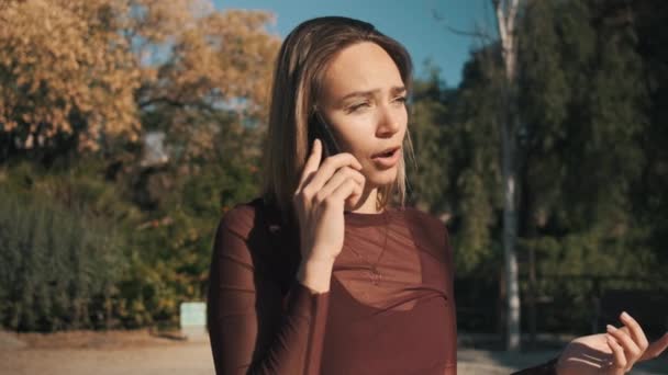 Chica Confiada Discutiendo Emocionalmente Por Teléfono Con Novio Aire Libre — Vídeos de Stock