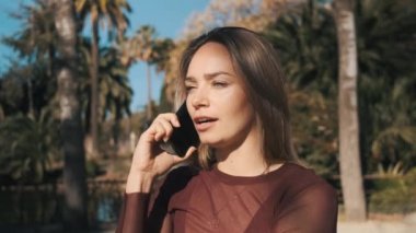 Dışarıda telefonla konuşan çekici bir kızı gücendirdin. Telefonda tartışan üzgün güzel kız.