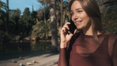 Sıradan bir kızın telefonda erkek arkadaşıyla duygusal konuşmasının görüntülerini takip ediyorum.
