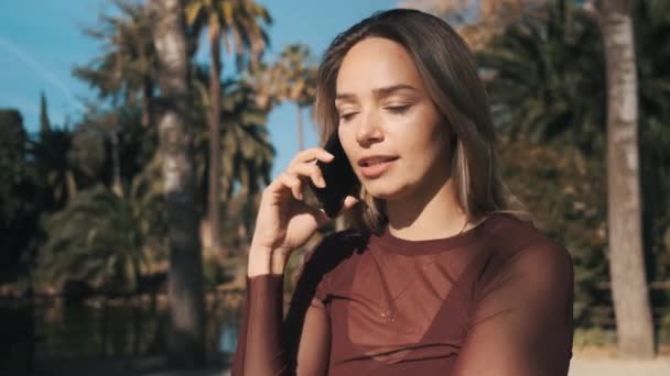 Schöne Ironische Mädchen Aufmerksam Zuhören Sprechen Telefon Freien — Stockvideo