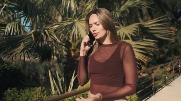 Tracking Shot Attraente Ragazza Sconvolta Arrabbiarsi Parlando Telefono Con Fidanzato — Video Stock