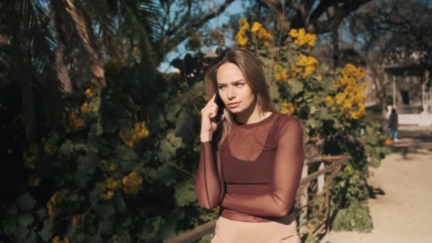 Tracking Shot Van Serieus Blond Meisje Aandachtig Praten Met Vriendje — Stockvideo
