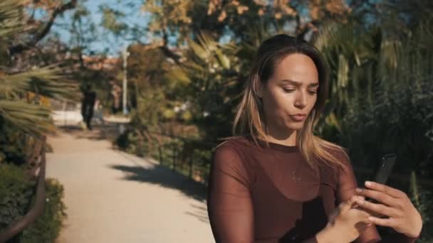 Seguimiento Tiro Chica Atractiva Caminando Por Parque Ciudad Hablando Intensamente — Vídeos de Stock
