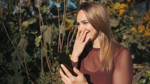 Bella Ragazza Sorpresa Felicemente Parlando Con Fidanzato Video Chat Utilizzando — Video Stock