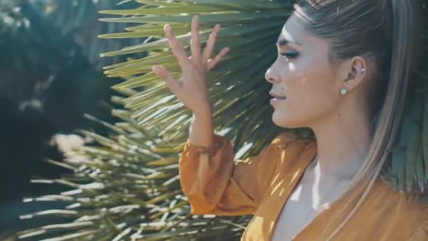 Tracking Shot Young Gorgeous Woman Standing Big Tropical Palm Leaves — Stock Video