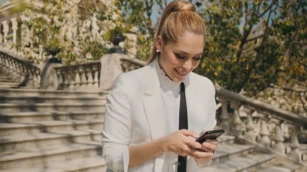 Giovane Donna Elegante Attraente Felicemente Prendendo Selfie Smartphone Nel Parco — Video Stock