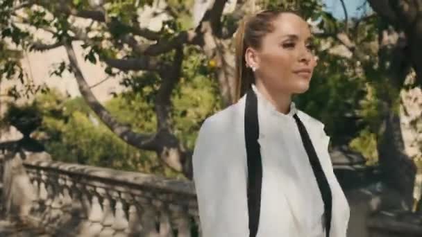 Giovane Donna Splendida Blazer Bianco Camicia Con Fiducia Passeggiando Attraverso — Video Stock