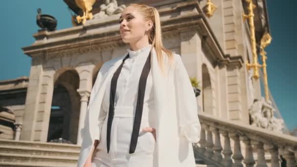 Gorgeous Elegant Woman Stylish White Suit Confidently Posing Stairs City — Stock Video