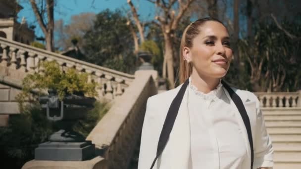 Klasik Beyaz Takım Elbiseli Zarif Genç Bir Kadın Şehir Parkındaki — Stok video