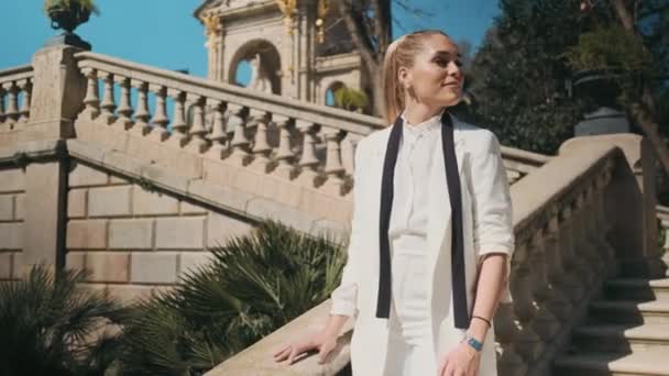 Repérage Plan Jeune Femme Magnifique Costume Blanc Classique Debout Sur — Video