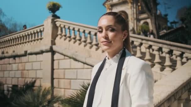 Klasik Beyaz Takım Elbiseli Güzel Bir Kadının Eski Şehir Parkındaki — Stok video